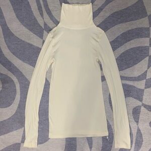 Ribbed Crème Turtle Neck